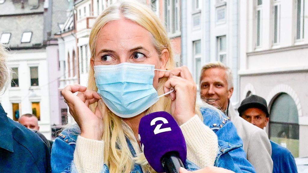 Mette-Marit llega con mascarilla a la boda de la princesa Marta Luisa y Durek Verrett