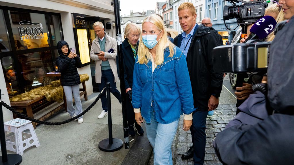 Mette-Marit llega con mascarilla a la boda de la princesa Marta Luisa y Durek Verrett