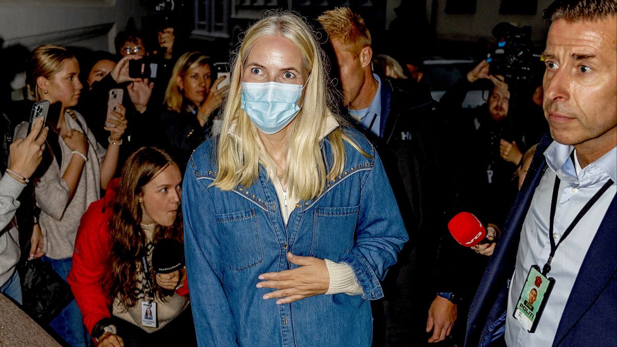 Mette-Marit llega con mascarilla a la boda de la princesa Marta Luisa y Durek Verrett