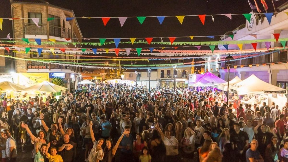 Plaza del pueblo durante las fiestas patronales