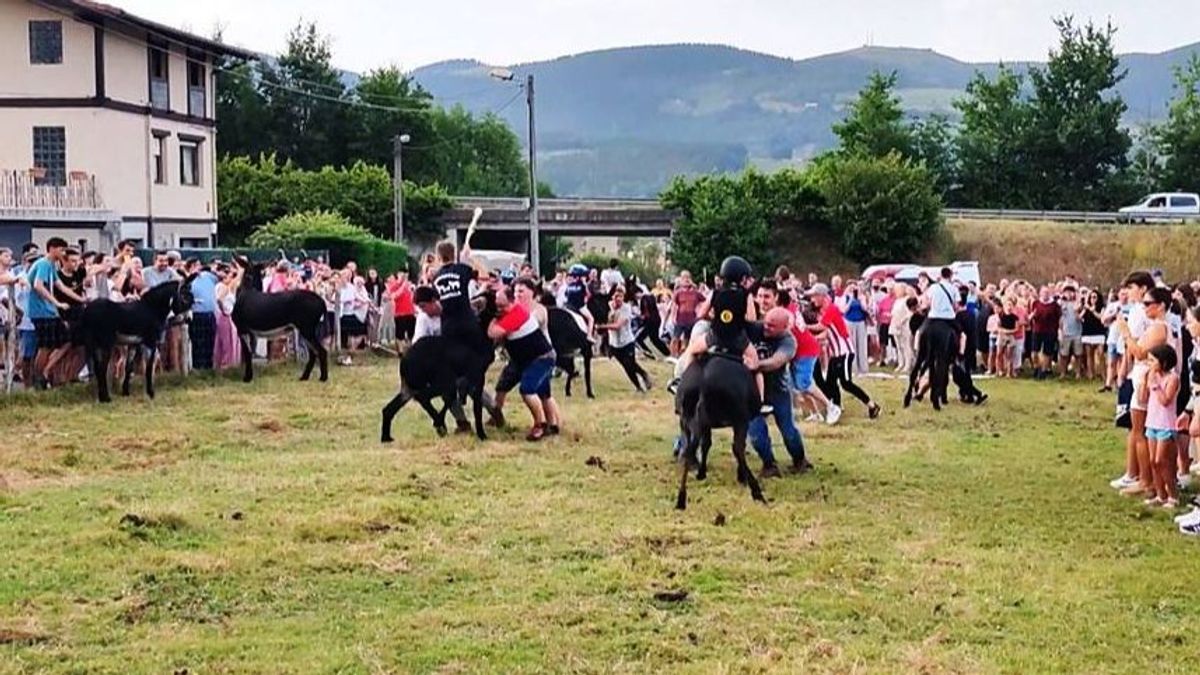 Varios participantes en las carreras de burros