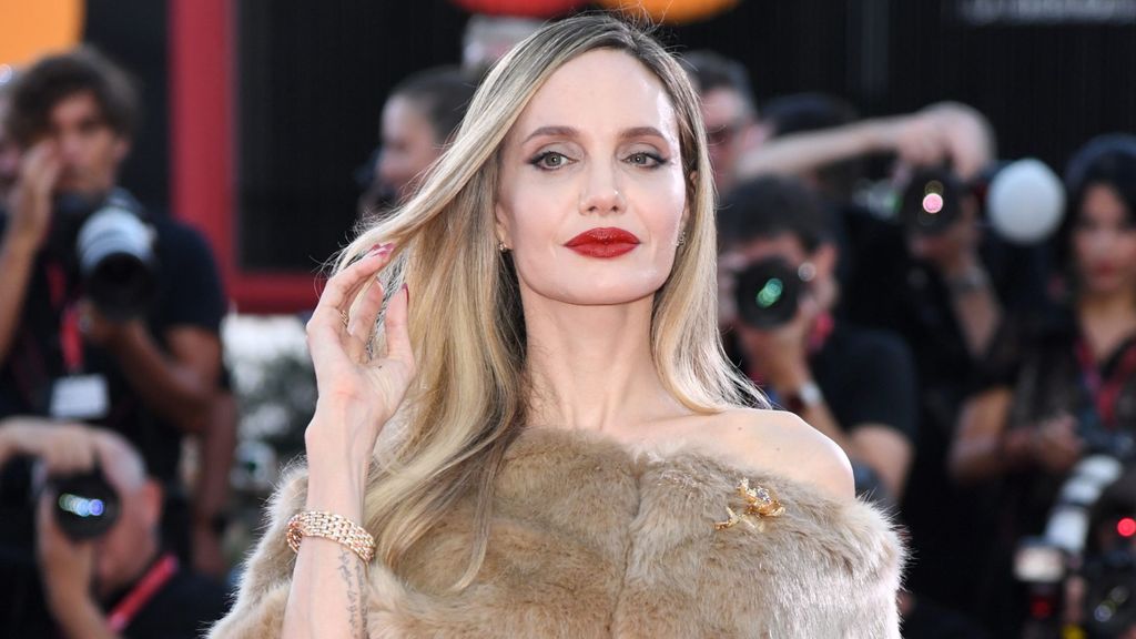 Venice: Venice, 81st Venice International Film Festival, Red Carpet film â€œMariaâ€œ. Pictured: Angelina Jolie (Credit Image: © Alberto Terenghi/IPA via ZUMA Press)