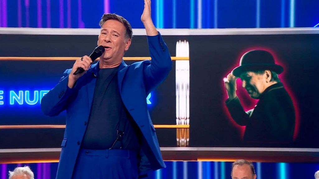 Carlos Latre se lanza a cantar y muestra su amplio repertorio de imitaciones: desde Raphael hasta Julio Iglesias Babylon Show 2024 Top Vídeos 22