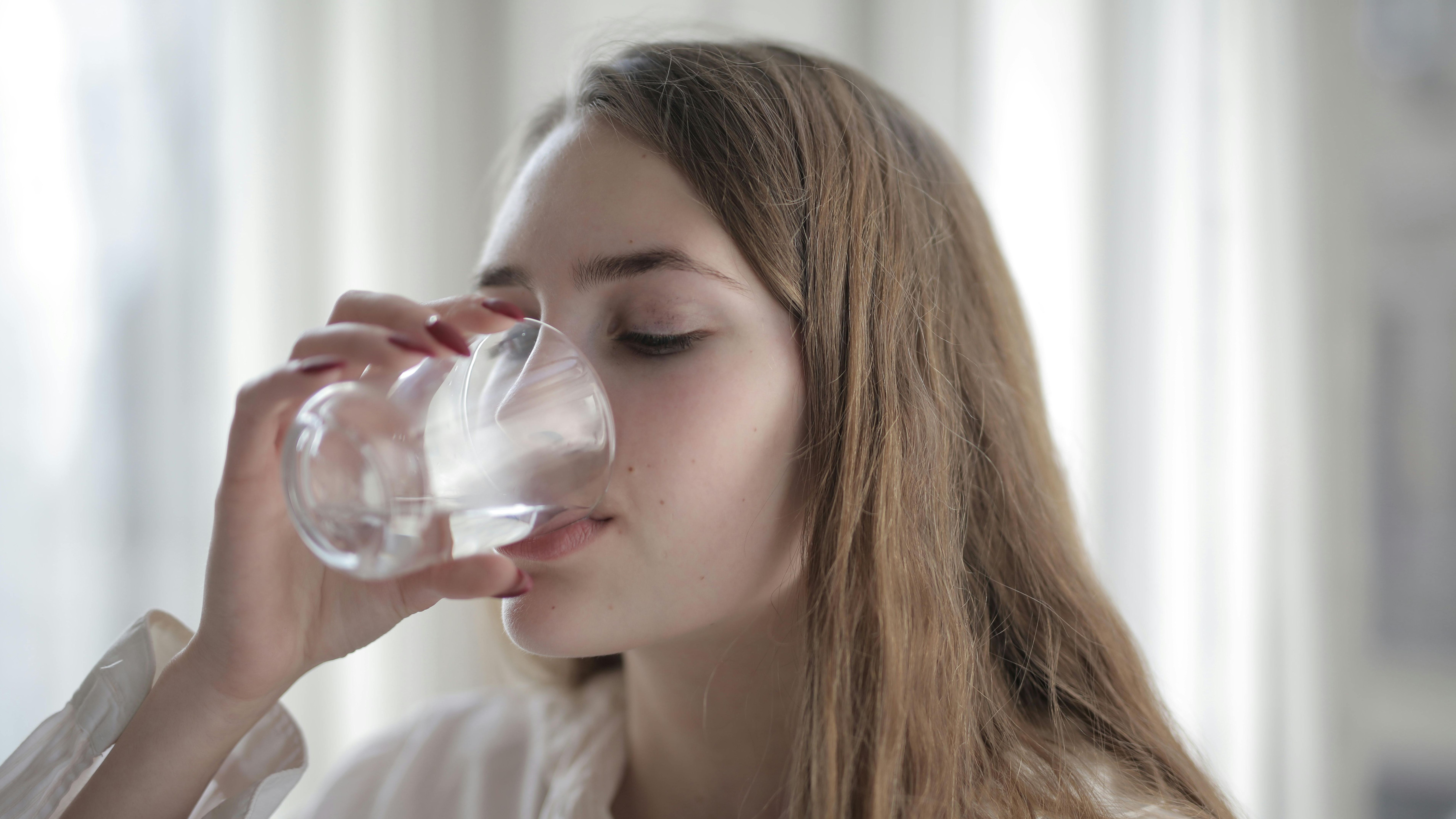 Bebe mucha agua. FUENTE: Pexels