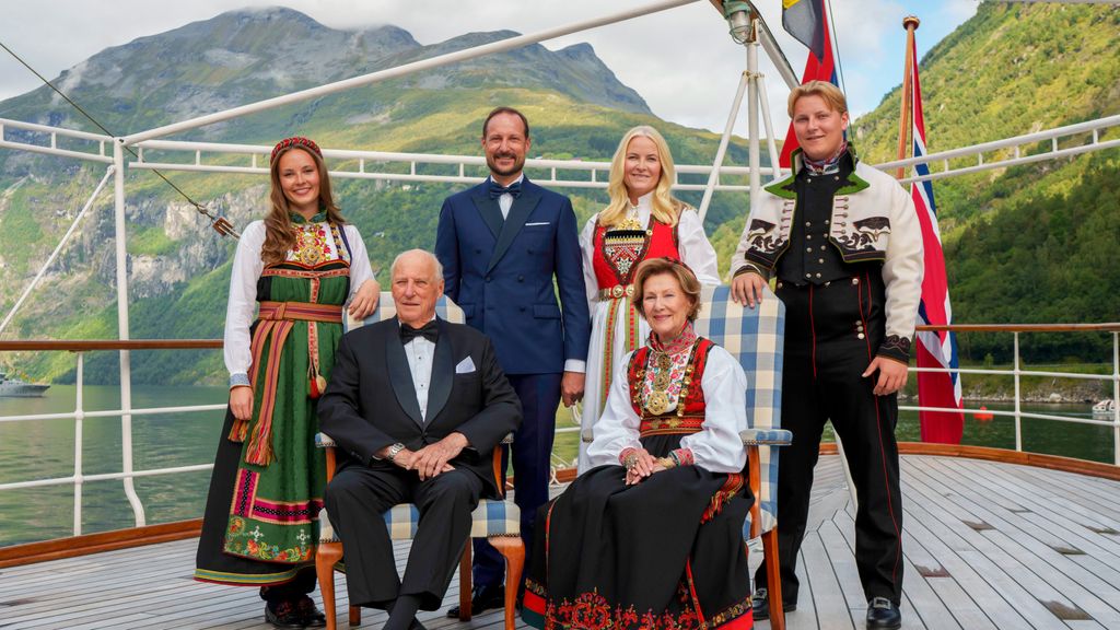 La familia real noruega posa ataviada con el traje tradicional