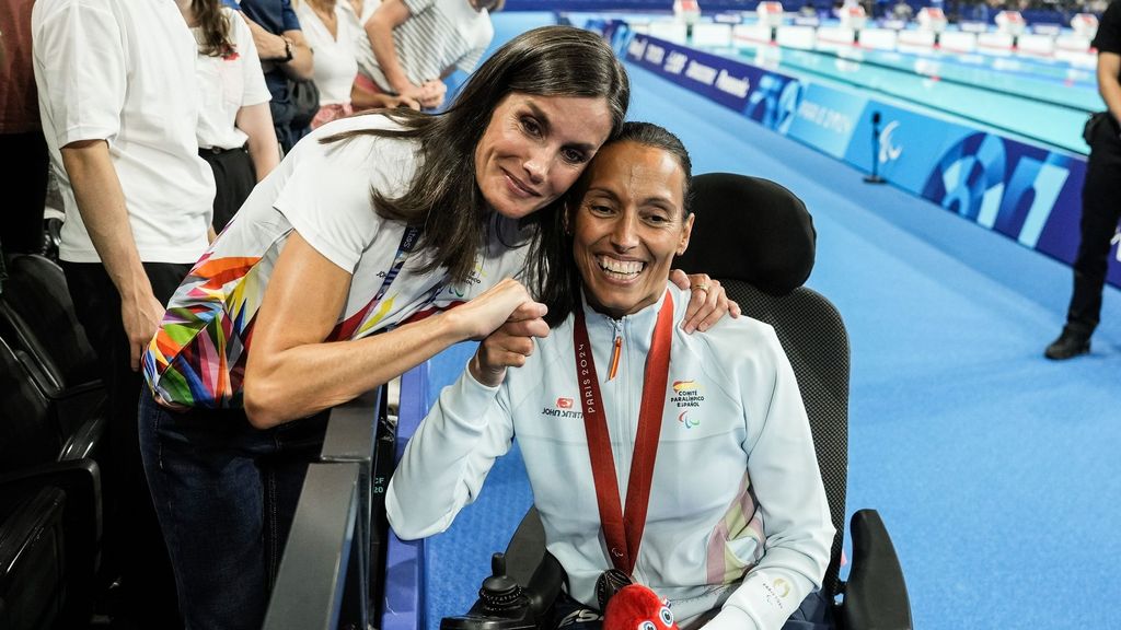 La Reina Letizia saluda a Teresa Perales tras conseguir la medalla de bronce en los Juegos Paralímpicos 2024