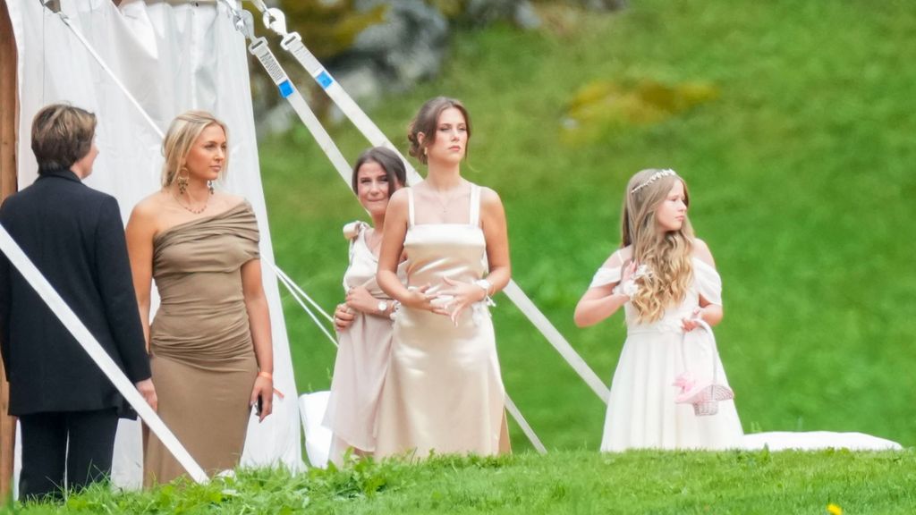 Leah Isadora y Emma, hijas de Marta Luisa, en su boda