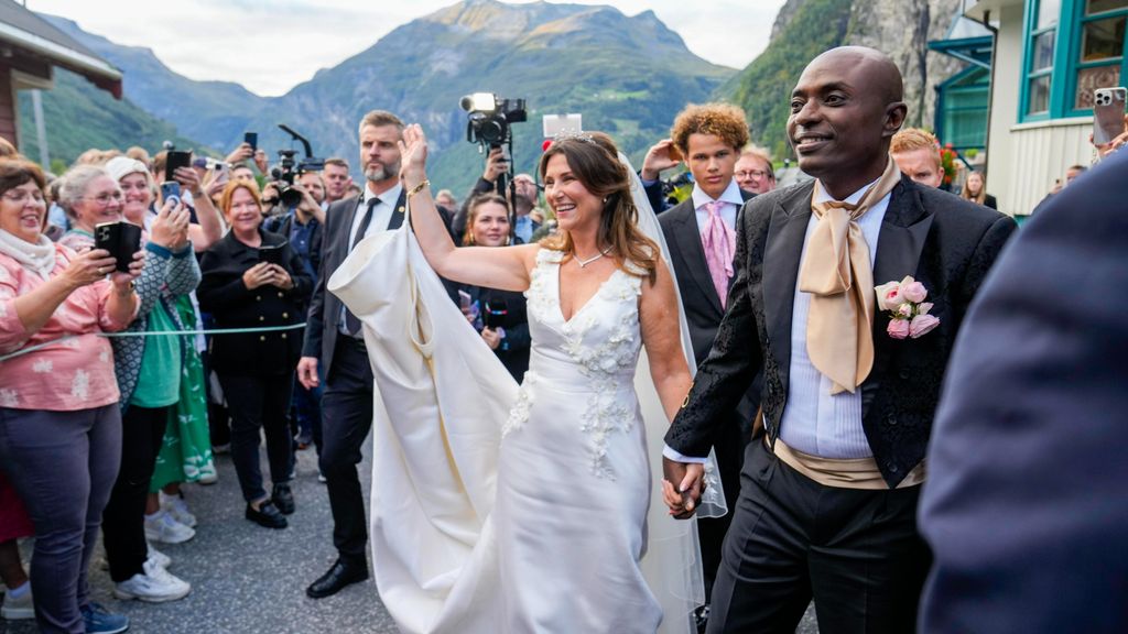 Marta Luisa de Noruega llegó al altar del brazo de su hija: así es el vestido de la novia