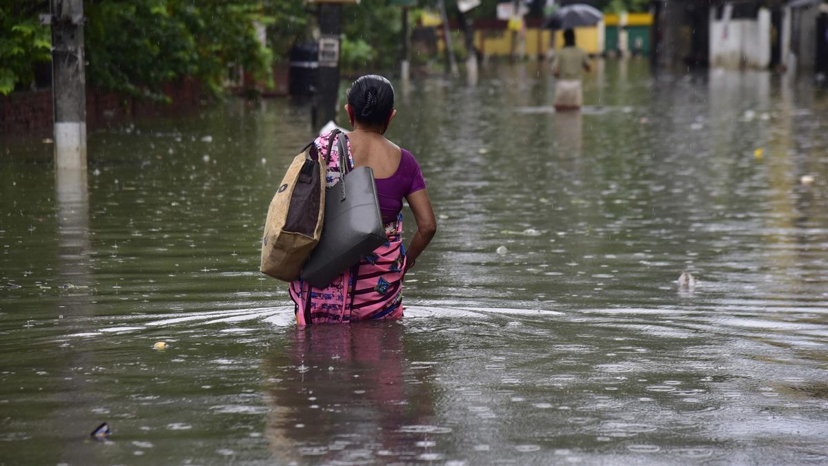 Archivo - Mujer en una calle inundada en India.