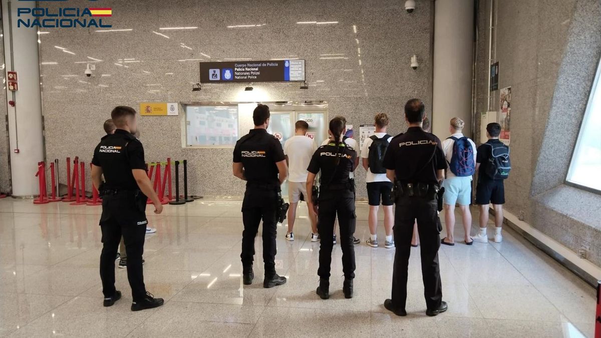 Detención de los turistas holandeses en el aeropuerto de Palma.