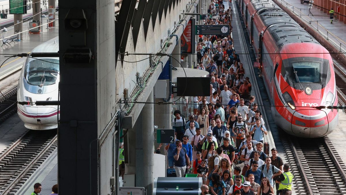 Viajeros en los andenes de la estación de Santa Justa.