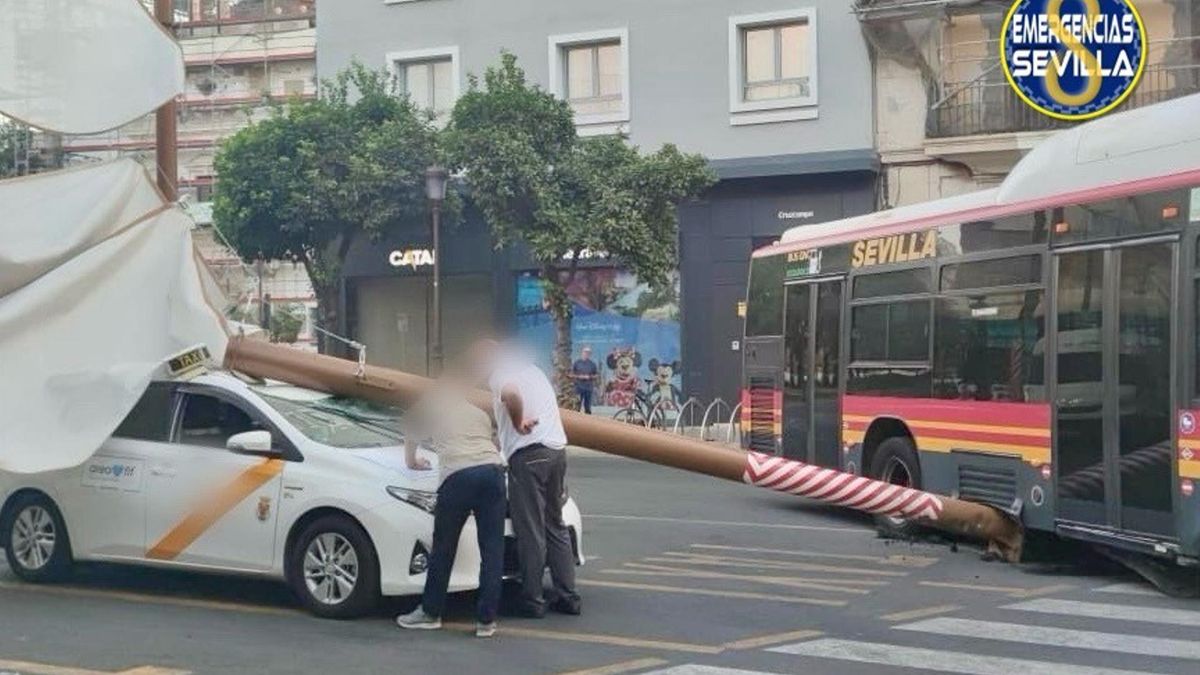 Imagen del taxi siniestrado tras la caída de una pérgola al chocarse un autobús de Tussam en la Plaza del Duque en Sevilla.