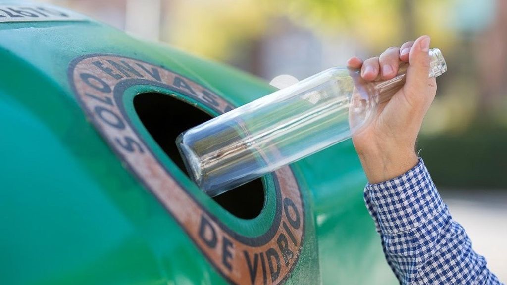 Ecovidrio dice que reciclar 10 botellas de vidrio ahorra suficiente energía para cargar un 'smartphone' durante 7 meses.