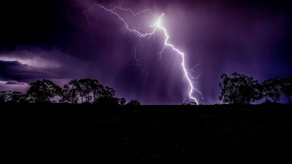 Archivo - Rayo de tormenta en la oscuridad