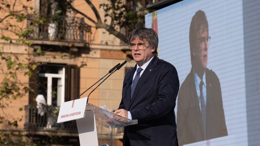 El expresidente de la Generalitat de Catalunya Carles Puigdemont interviene en un acto de bienvenida organizado por entidades independentistas en el paseo Lluís Companys