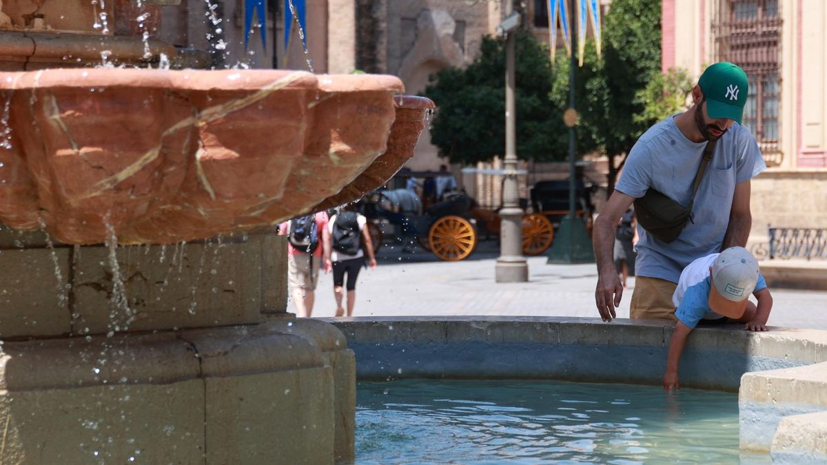 Una famlilia se refresca en una fuente para soportar las altas temperaturas. A 10 de agosto de 2024, en Sevilla (Andalucía, España). Una cuarta ola de calor afecta a todo el país desde el viernes y hasta el domingo, con temperaturas superiores a 40ºC.