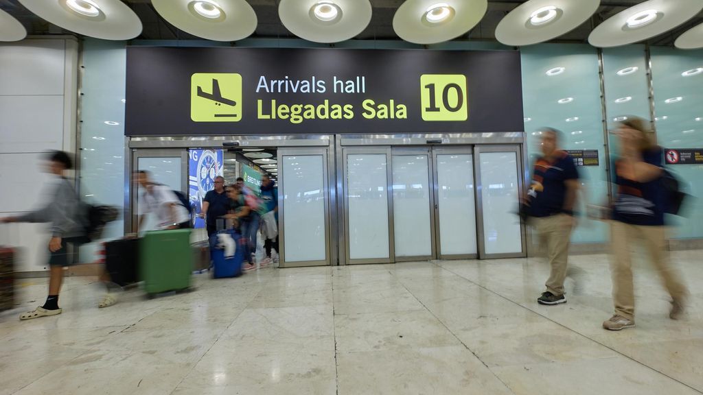 Archivo - Varios pasajeros salen con sus maletas en la sala 10 de llegadas de la Terminal 4 del Aeropuerto Adolfo Suárez Madrid-Barajas, a 1 de agosto de 2023.