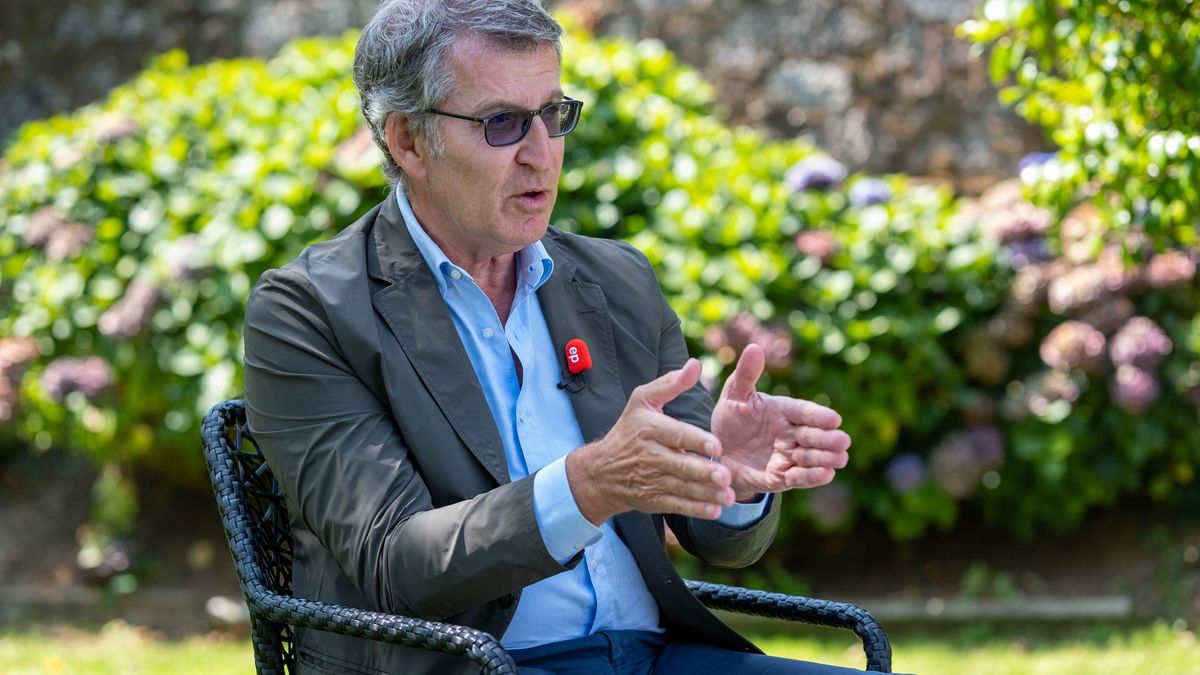 El líder del PP, Alberto Núñez Feijóo, durante una entrevista concedida a Europa Press en Santiago, a la que acude con gafas oscuras tras su operación de desprendimiento de retina este verano.