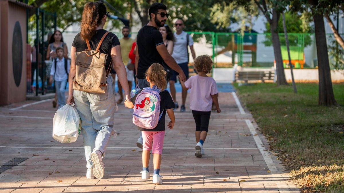 Archivo - Varios niños a su llegada al colegio