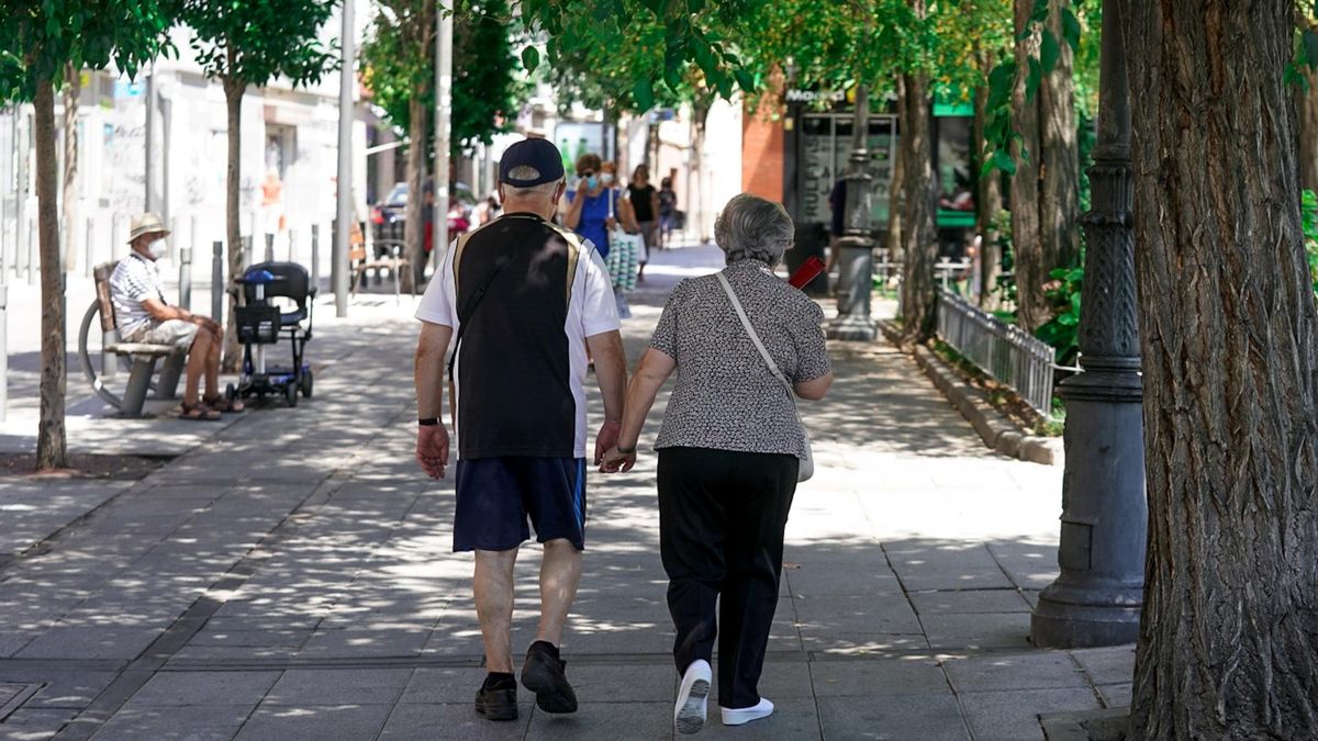 Archivo - Una pareja de jubilados paseando por la calle