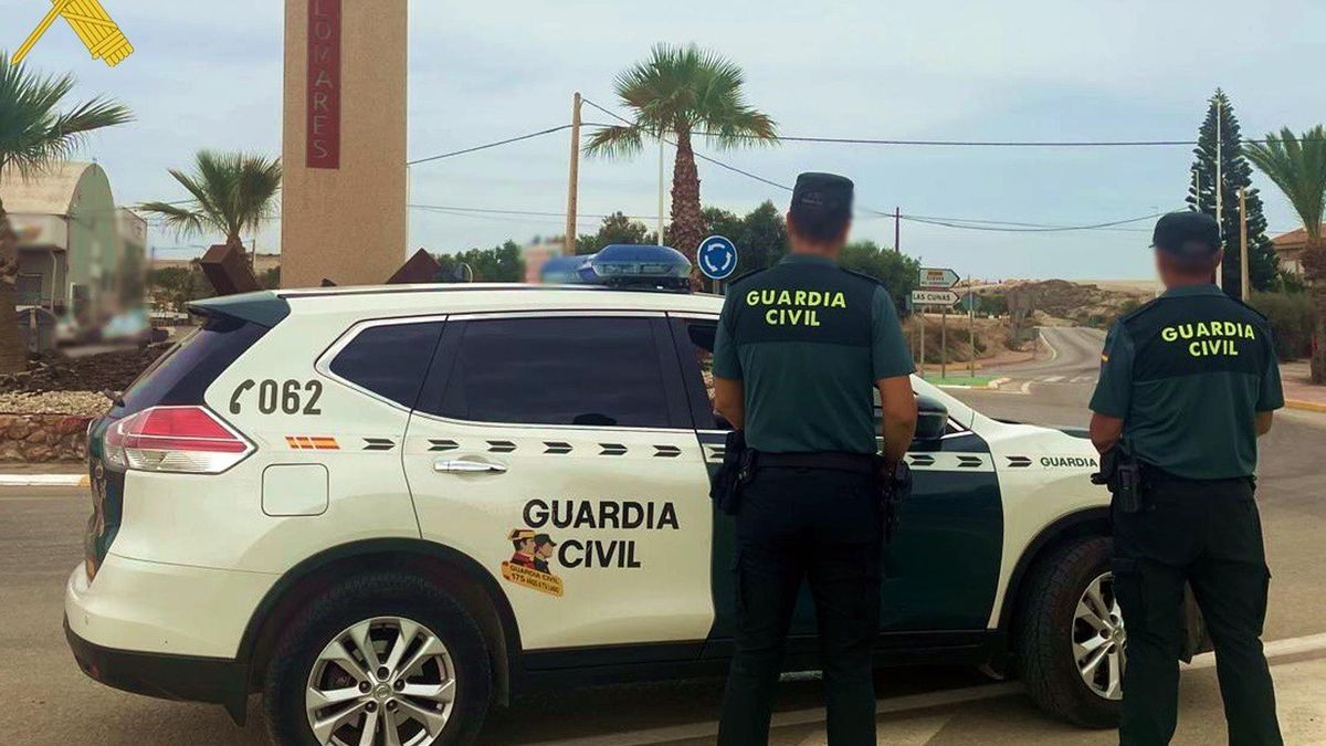 Dos agentes de la Guardia Civil.