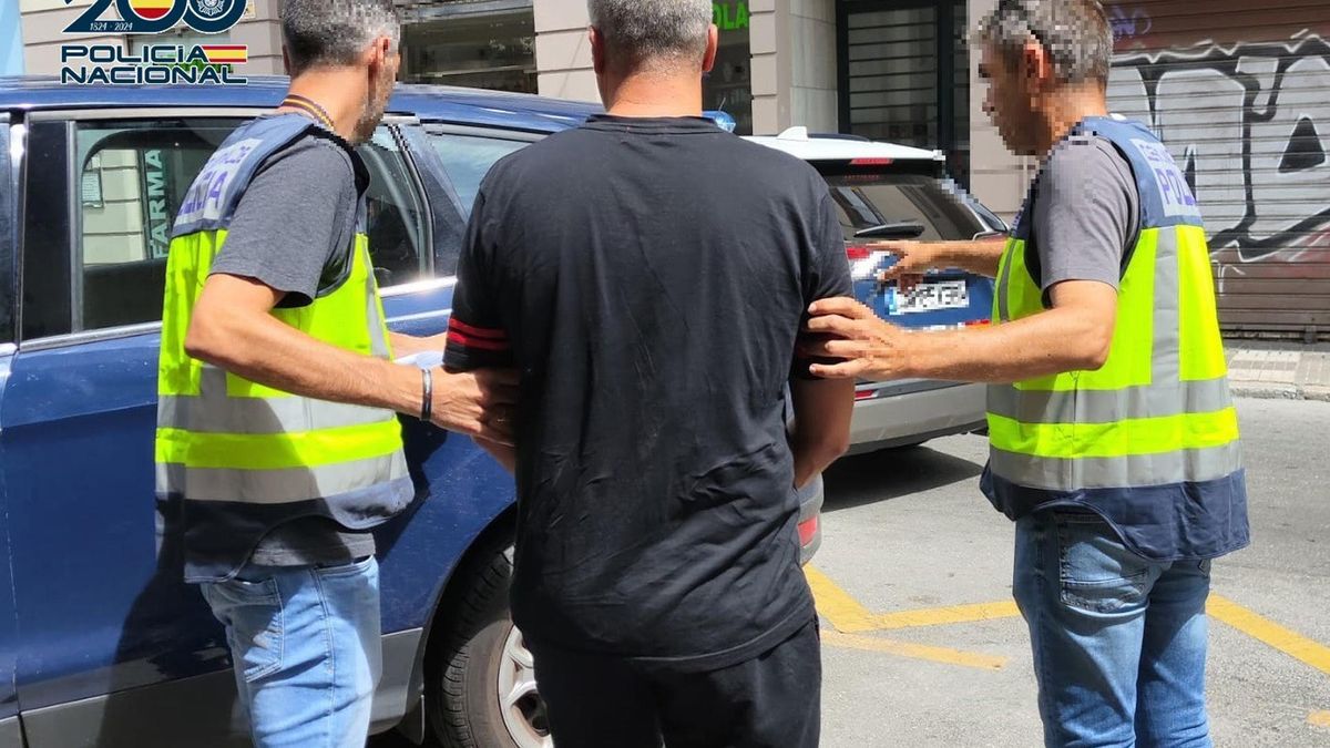 La Policía Nacional ha detenido en Málaga a un hombre, de 41 años, por su presunta responsabilidad en cuatro delitos de agresión sexual, uno de ellos con penetración, a cuatro mujeres de entre 40 y 65 años.