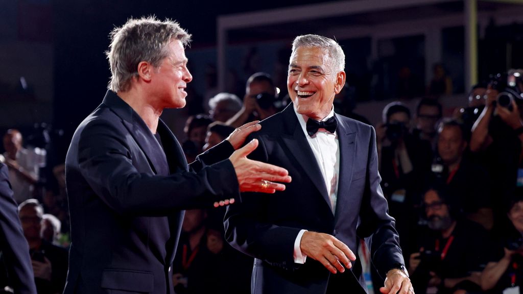 Brad Pitt y George Clooney revolucionan la noche en Venecia con el estreno de su película 'Wolfs'