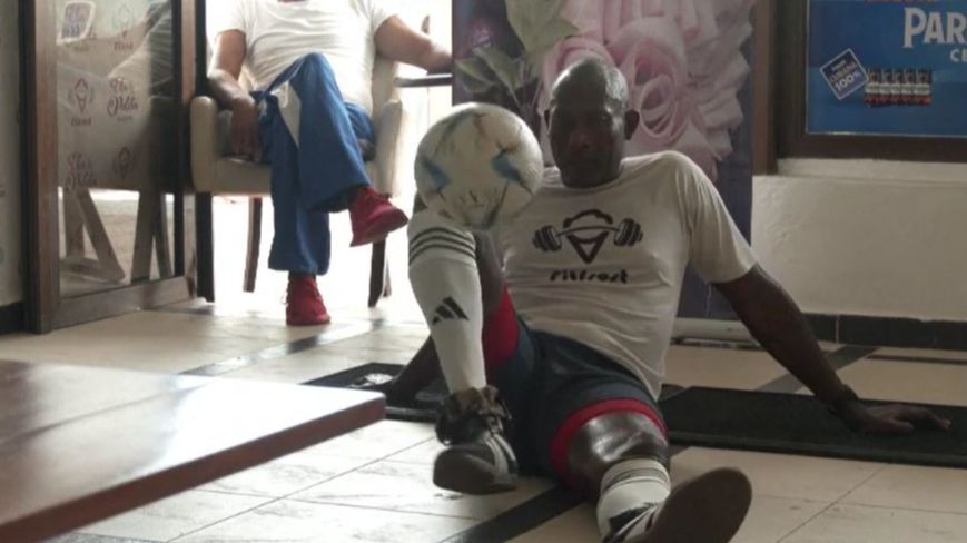 El exfutbolista cubano Erick Hernández bate su propio récord de control de balón