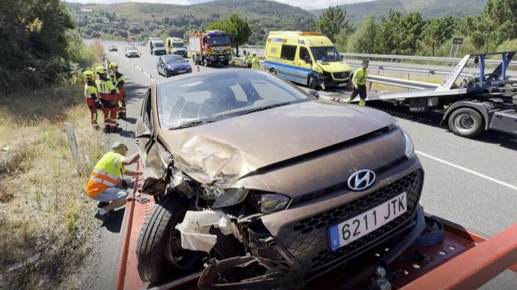 Heridas tres personas tras chocar una ambulancia con turismo que circulaba en sentido contrario por la A-52, en A Cañiza