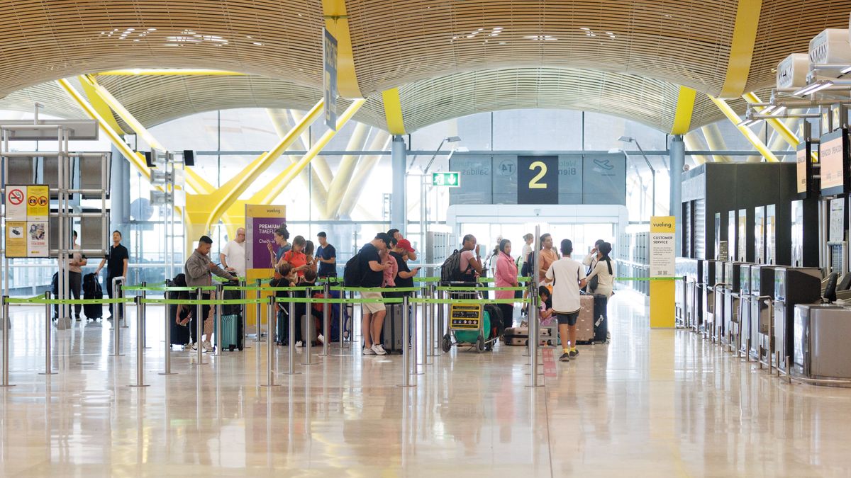 Un grupo de personas esperan al acceso del control de la Terminal T4 del Aeropuerto Adolfo Suárez-Madrid Barajas