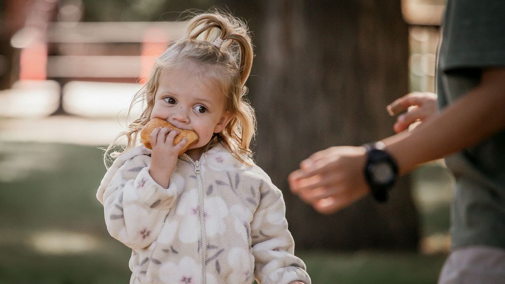 comedor escolar nina comiendo unsplash