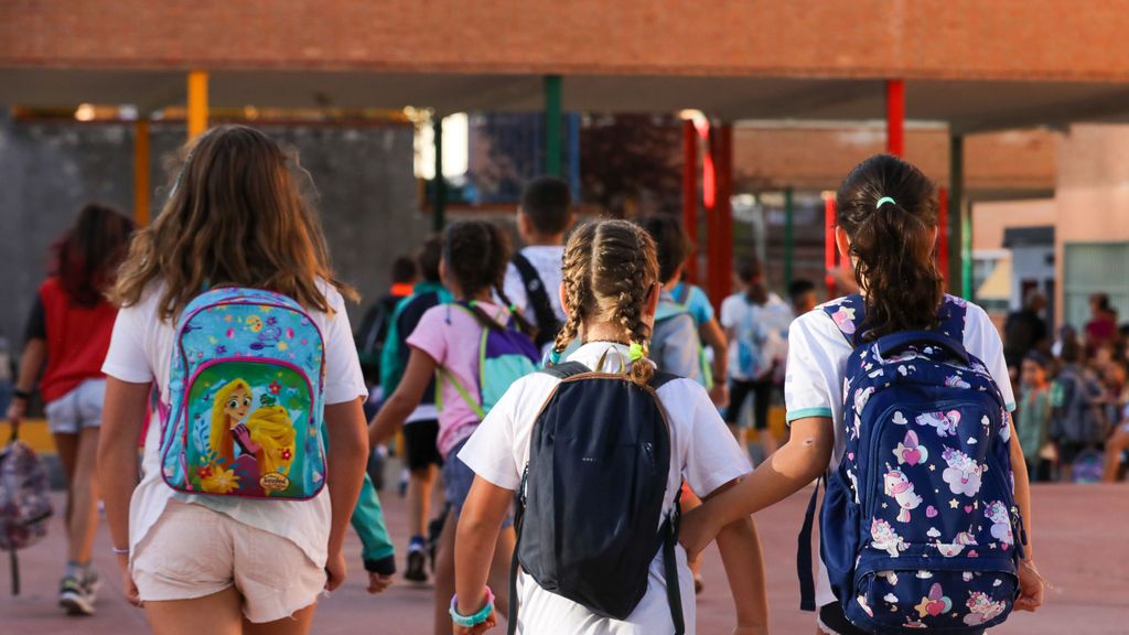 Cómo deben colocarse las mochilas de los niños para evitar lesiones