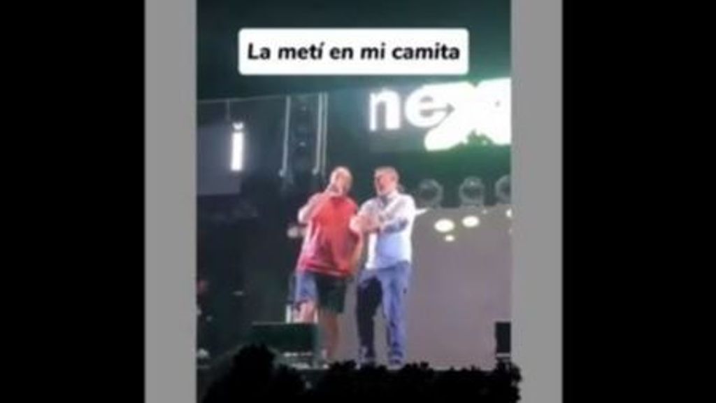 El alcalde del PP de Vita canta en público una canción que hace apología de la pederastia y la violación