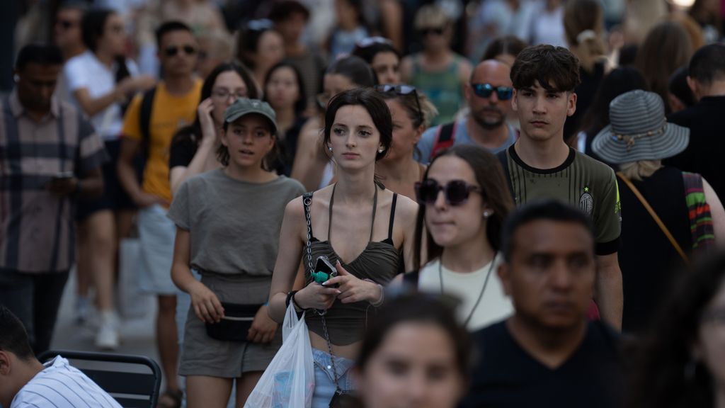 Grupos de turistas pasean por las calles del centro de Barcelona