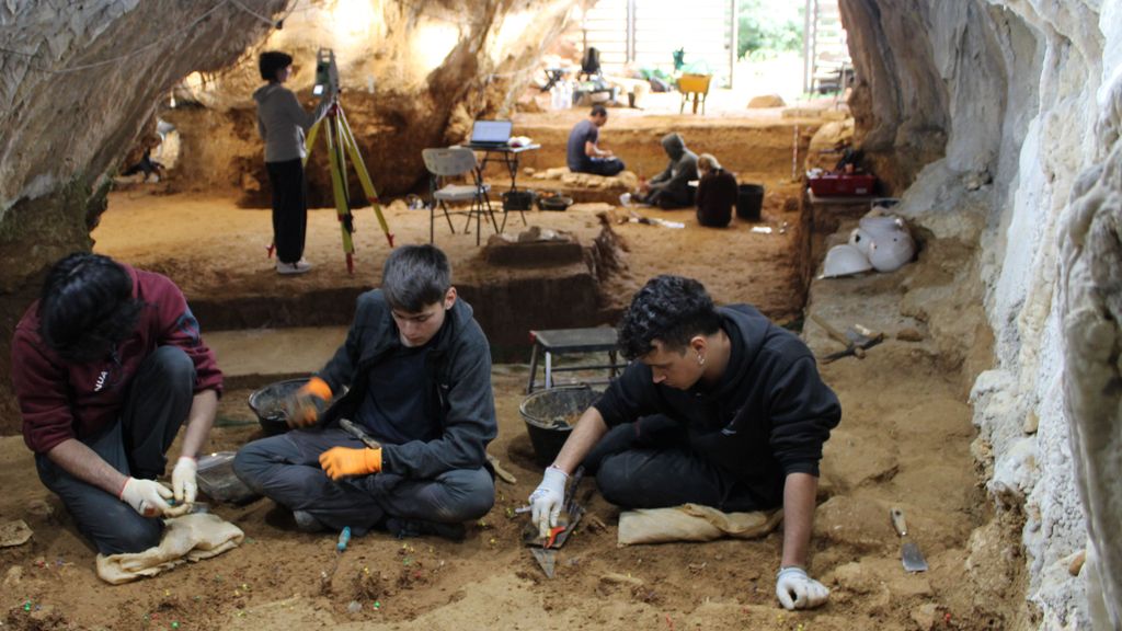 Hallan mediante excavaciones un hogar neandertal y osos de cavernas en la cueva Prado Vargas