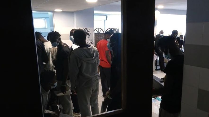 Tossa de Mar recibe a 200 migrantes a regañadientes