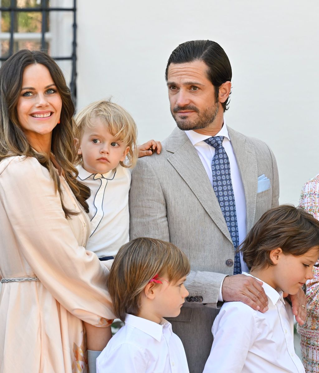 Los príncipes Carlos Felipe y Sofía de Suecia junto a sus tres hijos.