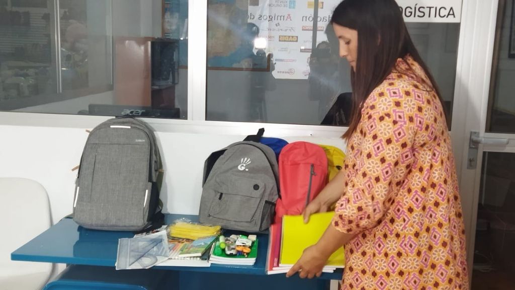 Marta Cousiño, coordinadora del departamento de trabajo social de la Fundación Amigos de Galicia, con las mochilas solidarias