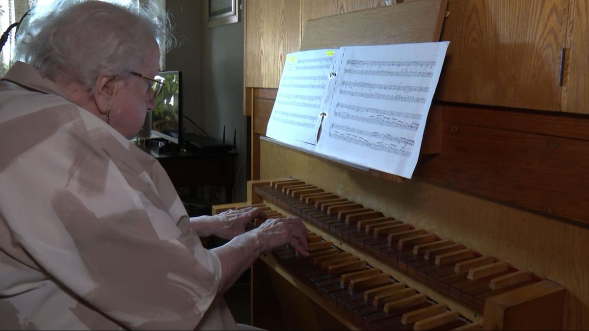 Montserrat Torrent, la organista sorda que continúa en activo con 98 años: