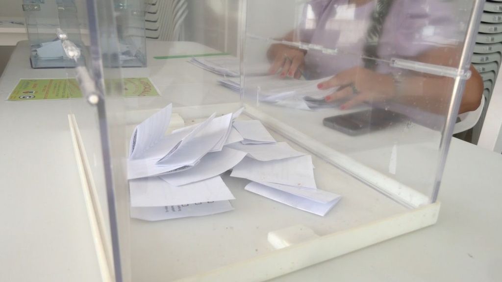 Papeletas dentro de una urna de votación en Cijuela, Granada