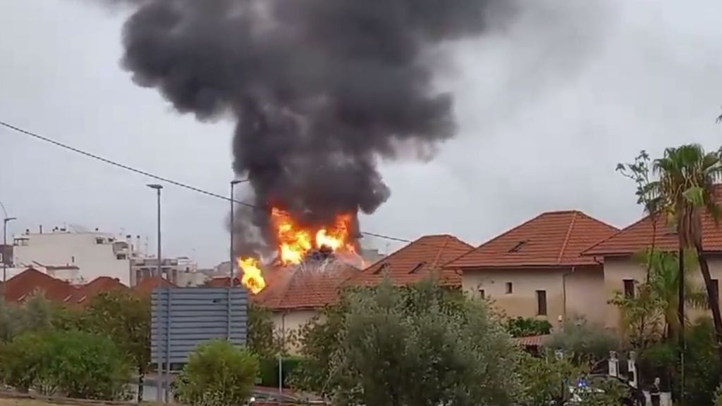 La caída de un rayo ha provocado un espectacular incendio en la Vall d'Uixó