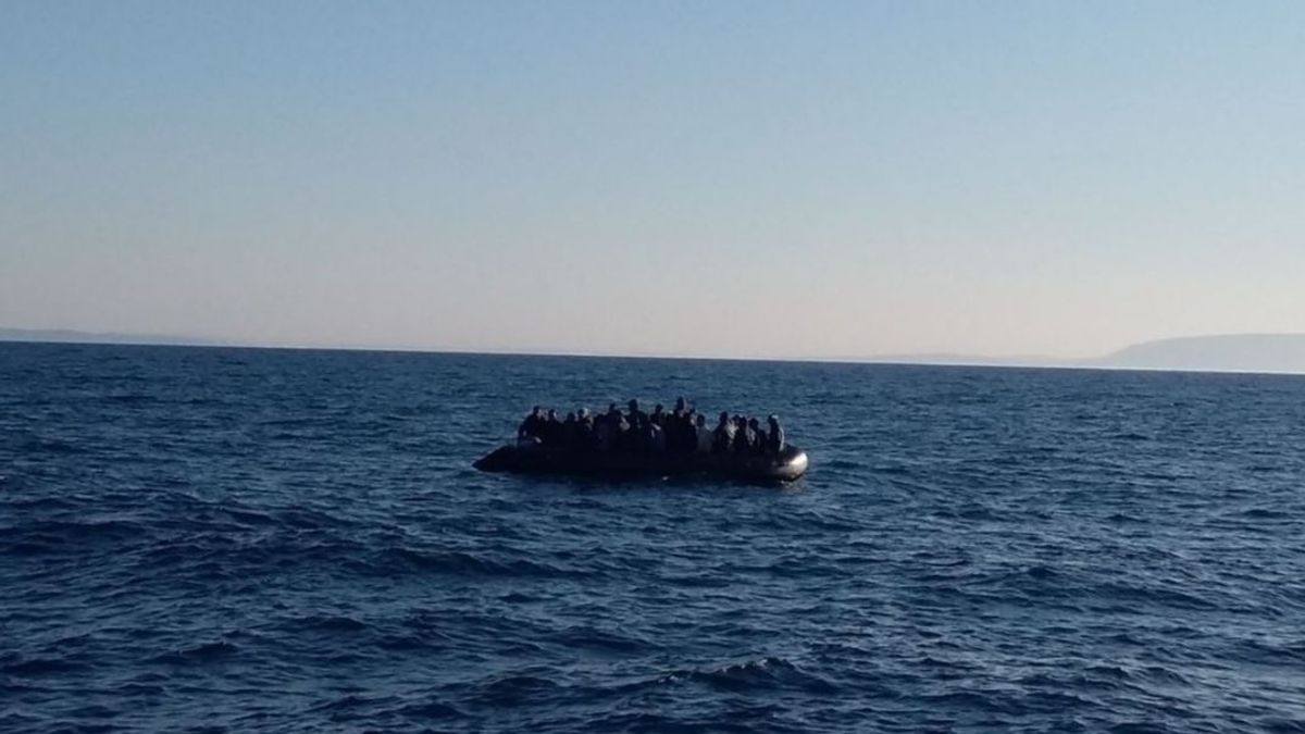 Rescatan en una playa de Mojácar, Almería, una patera con ocho personas