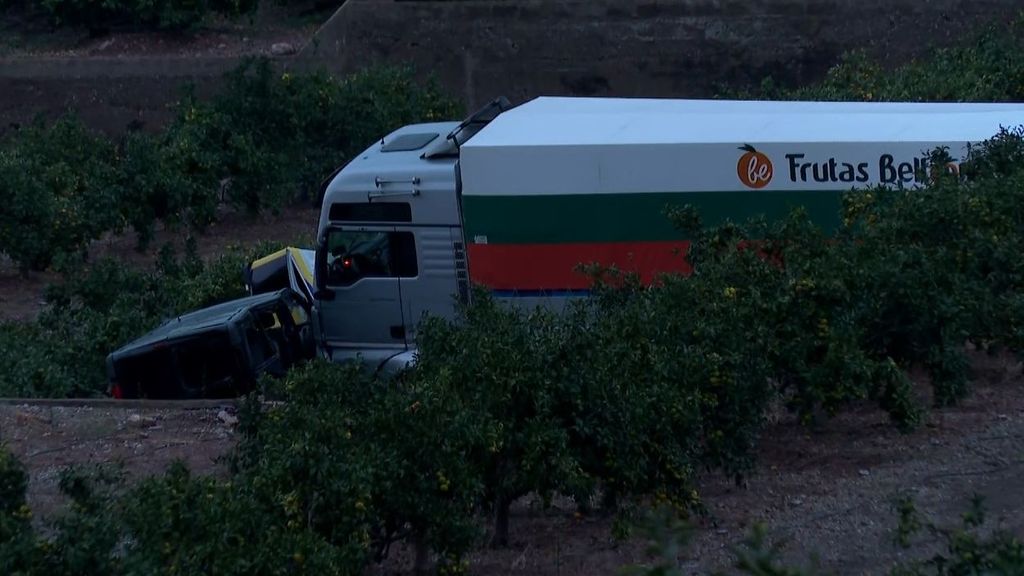 Tres temporeros muertos y cuatro heridos al arrollar un camión sin frenos a una furgoneta en Valencia