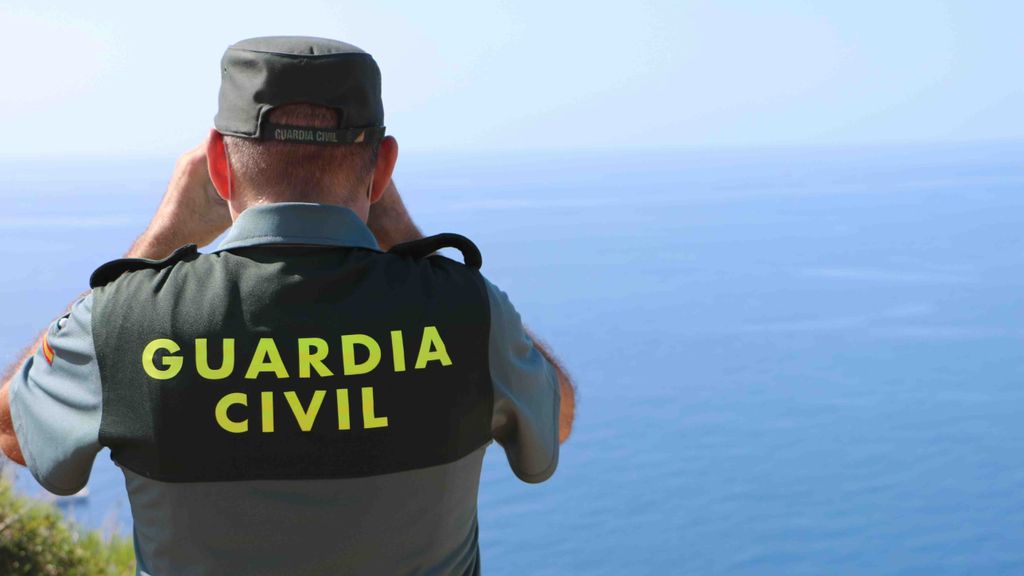 Un agente de la Guardia Civil vigila la llegada de pateras a las costas españolas