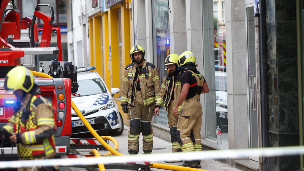 Un incendio en el punto limpio de O Saviñao, Lugo, deja daños en vehículos y materiales