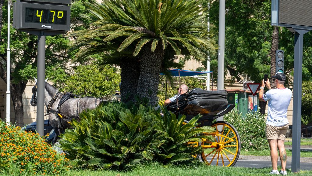 Un termómetro en la vía pública en Sevilla muestra la temperatura