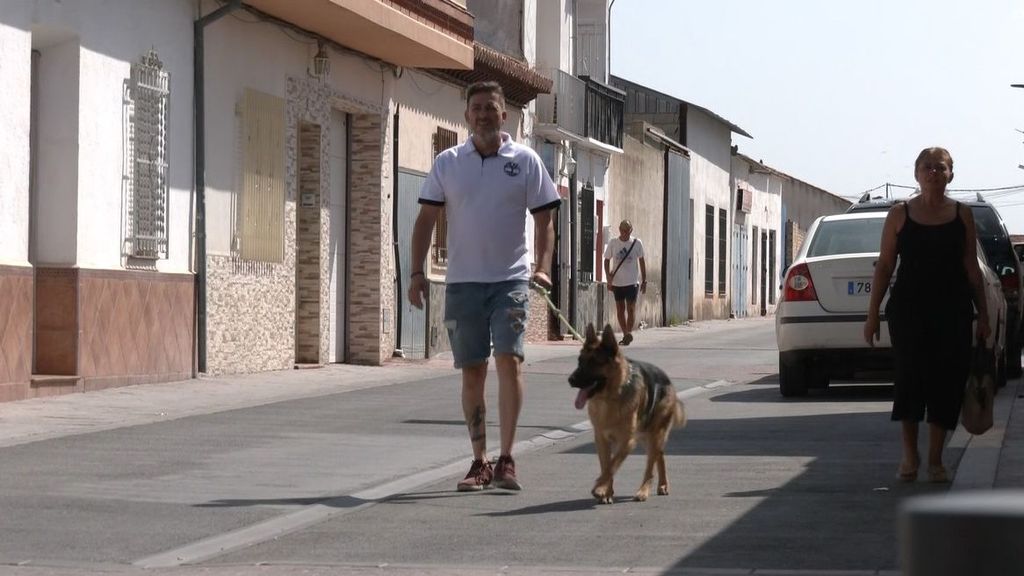 Un vecino pasea con su perro en Cijuela, Granada