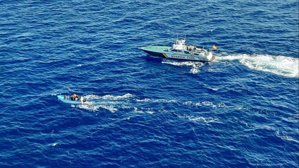 Una patera localizada por la Guardia Civil