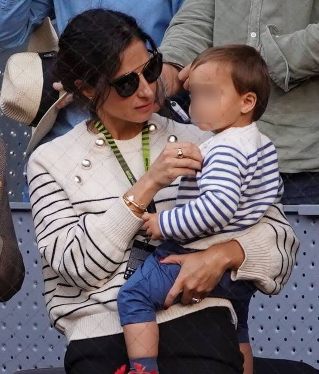 Xisca Perelló junto al pequeño Rafa.