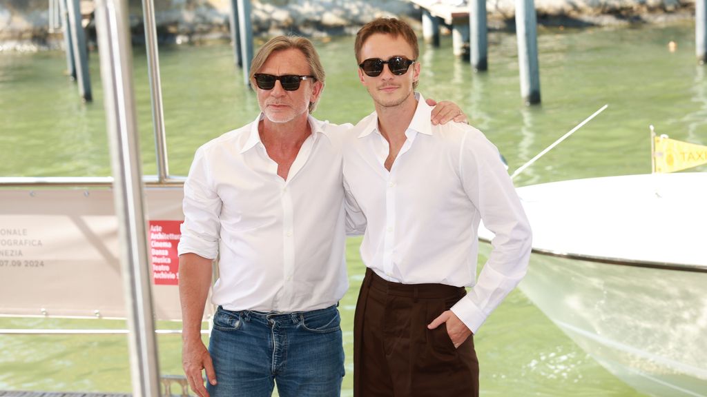 Daniel Craig y Drew Starkey llegando al Festival de Venecia, donde se ha estrenado la pelíucla este mismo martes.